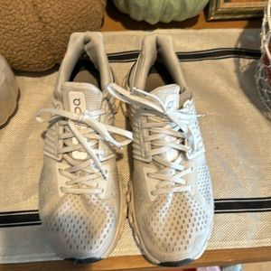 On cloud cloud swift running shoes woman’s 8.5